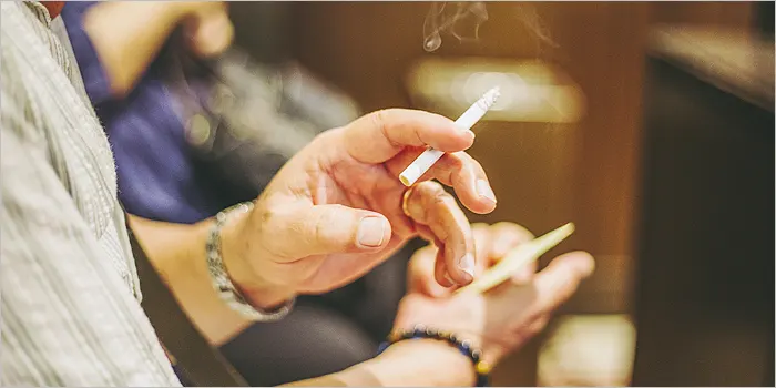 たばこを持つ男性の手