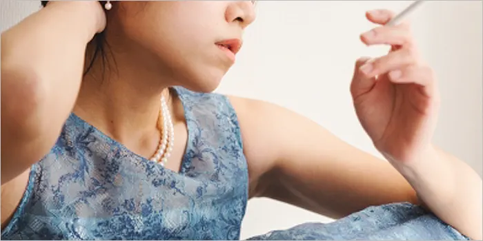 たばこを持つ女性の手