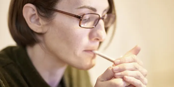 タバコを吸っている女性