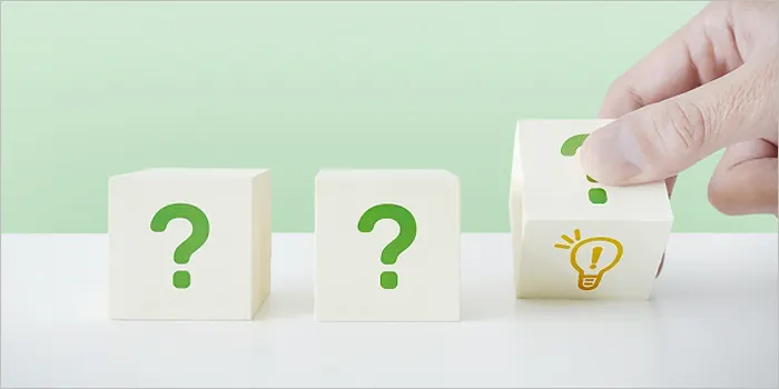 疑問符と電球が描かれたブロック