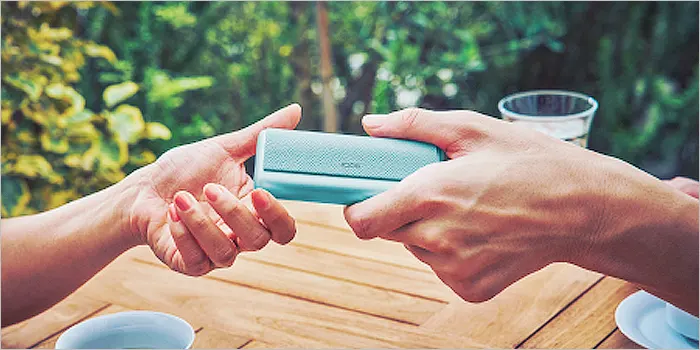 アイコスイルマプライム本体を渡す手