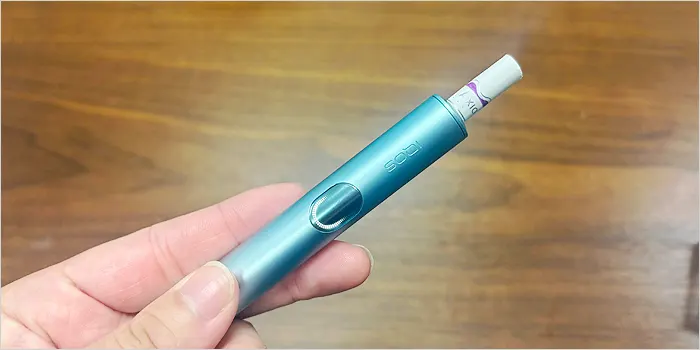 スティックを加熱中のアイコスイルマアイプライム