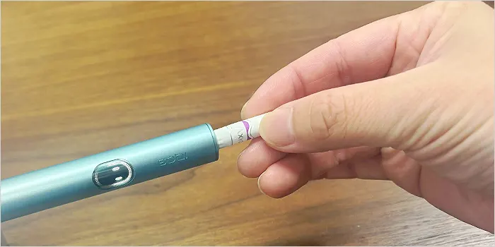 ホルダーからスティックを取り出す手