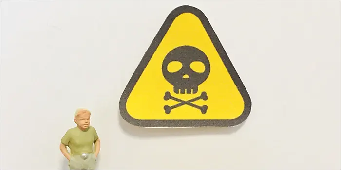 男性とドクロのマーク