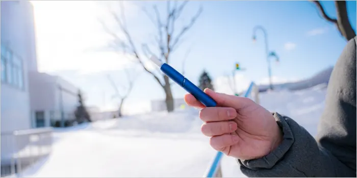 アイコスを持っている男性の手