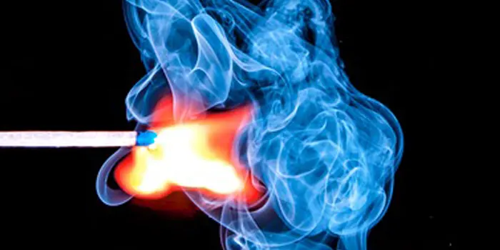 火をつけたタバコの写真