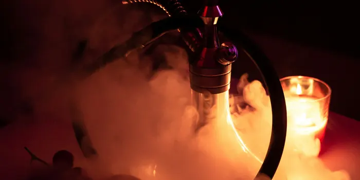 煙が充満したシーシャの写真