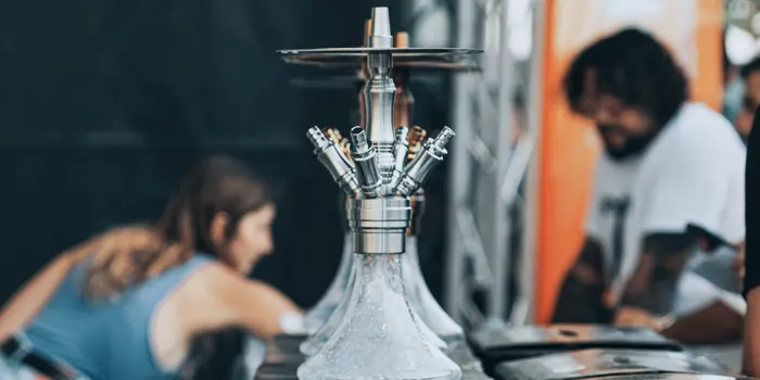 シーシャバーにいる男女