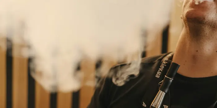 シーシャを吸う男性の写真