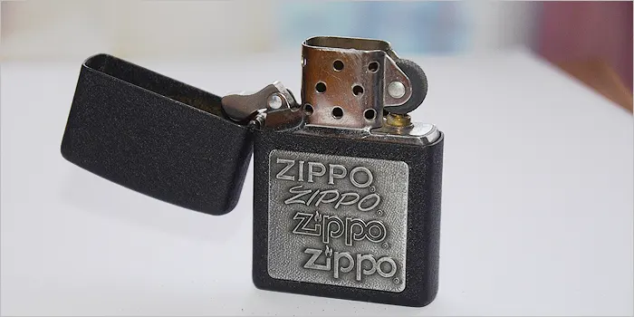 蓋が開いたジッポライター