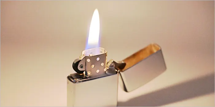 火が点いたジッポライター