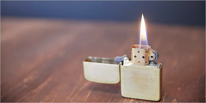 火が点いたジッポライター