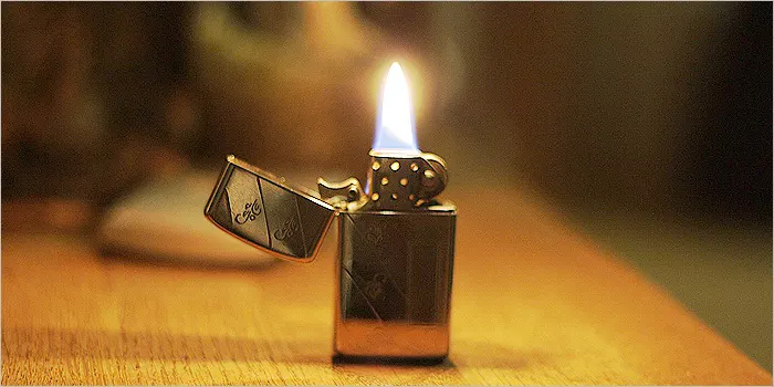 火が点いたジッポライター