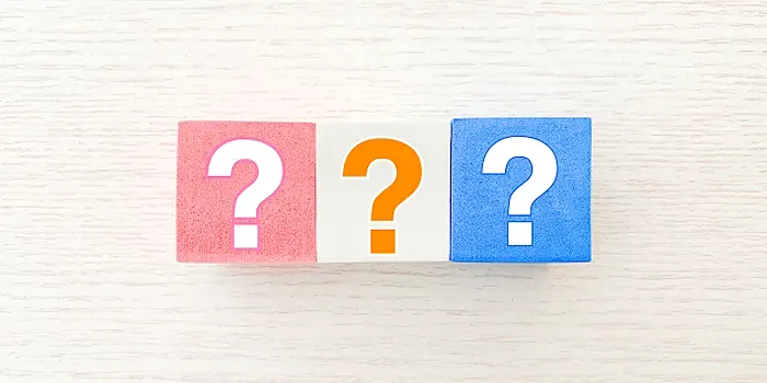 並んだ疑問符のブロック