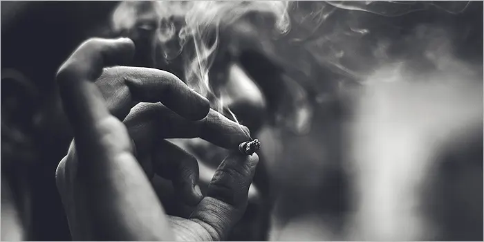 タバコを持つ手