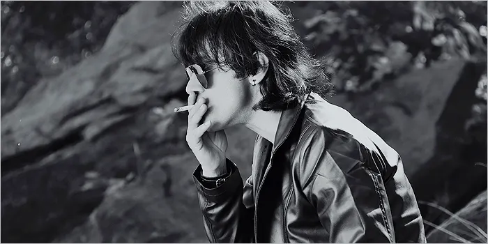 タバコを吸う男性