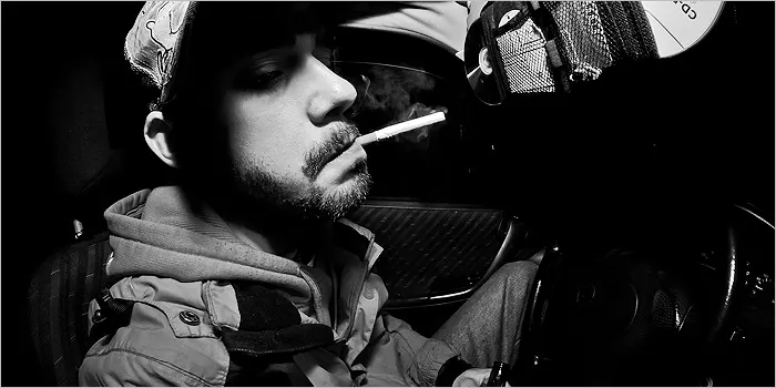 タバコを吸う男性