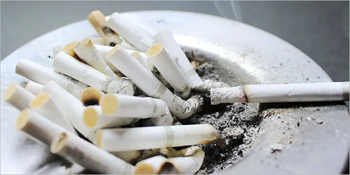 吸い殻で一杯の灰皿