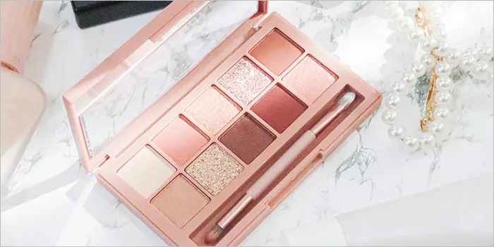 蓋を開いたアイシャドウ