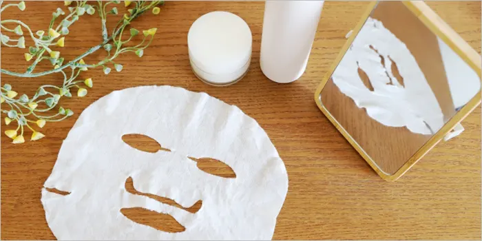 鏡の前に広げられたフェイスパック