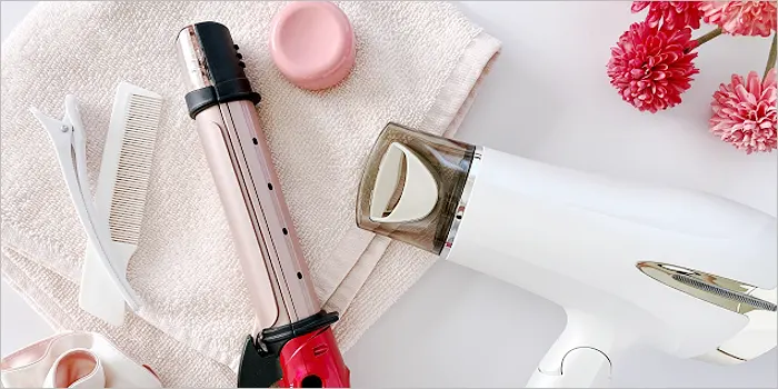 ドライヤー、コテ、ヘアワックスが並んだ写真