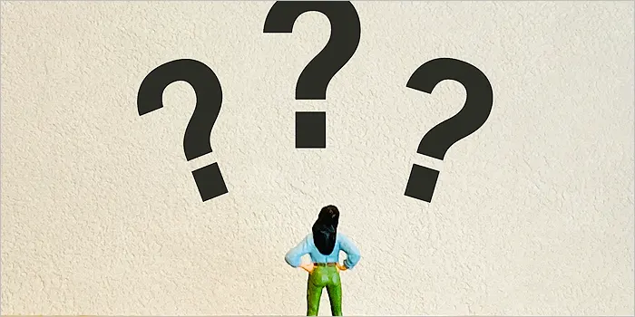 疑問符を浮かべる女性のミニチュア