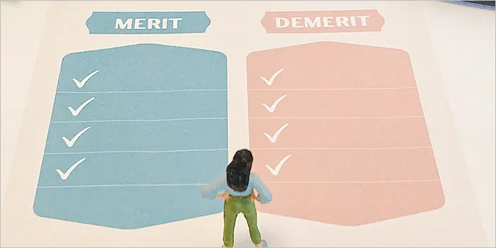メリット・デメリットの文字と女性のミニチュア