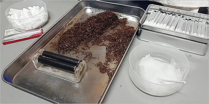 手巻きタバコを作っている途中写真