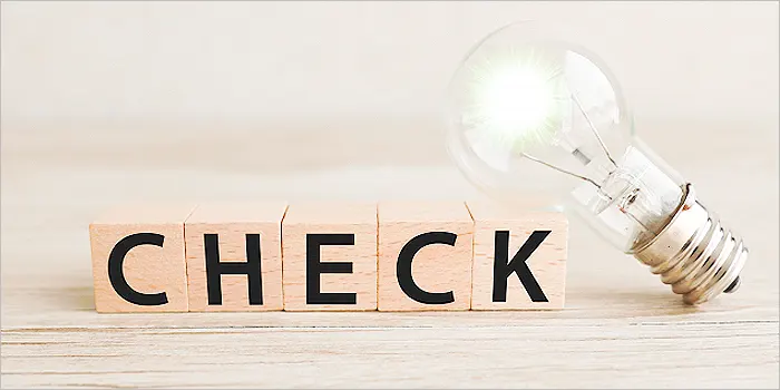 チェックの文字と電球