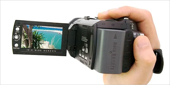 ビデオカメラを持つ手