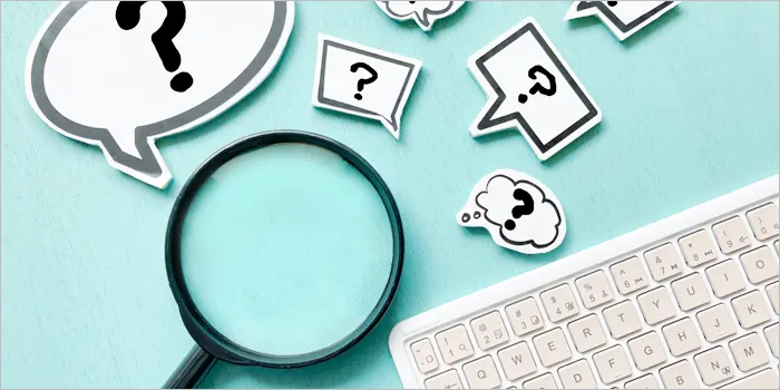 虫眼鏡とキーボードと疑問符