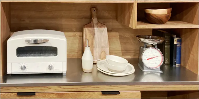 キッチンカウンターに置かれたオーブン