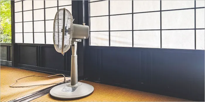 和室に置かれた扇風機