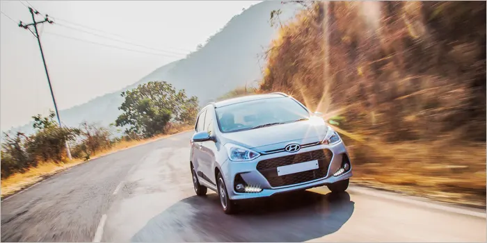 山道を走るセダン