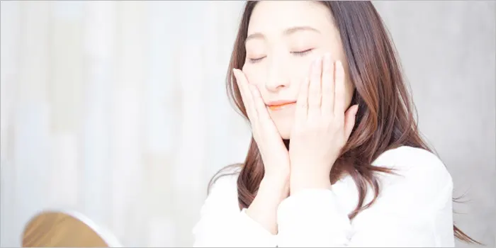 化粧水を肌になじませる女性