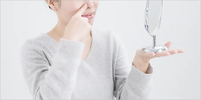 小鼻を気にする女性