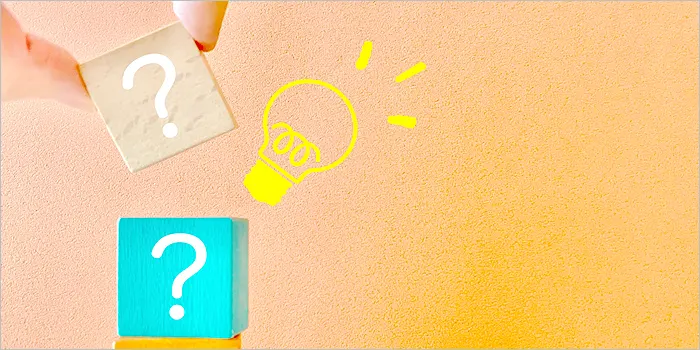 疑問符のブロックと電球のイメージ