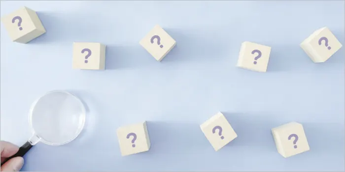 疑問符が書かれたたくさんのブロック