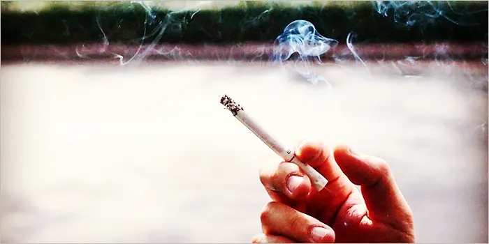 紙巻きタバコを持つ手