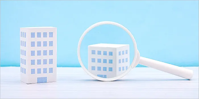 建物のミニチュアと虫眼鏡