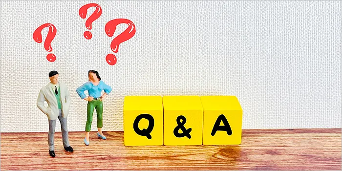 Q&Aの文字と男女のミニチュア