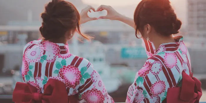 浴衣を着る女性