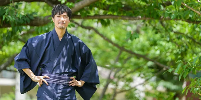 浴衣を着る男性
